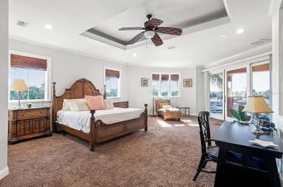 Coastal Luxurious Mansion! Minutes to beach
