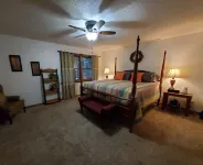 Lake Escape-Lakefront-Marina Nearby & Big TV's-Pool Table
