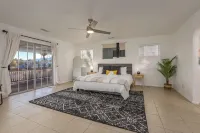 Stylish & Spacious Boho - King Bed Galore, Hot Tub, Arcade, Ping Pong, Rec Room