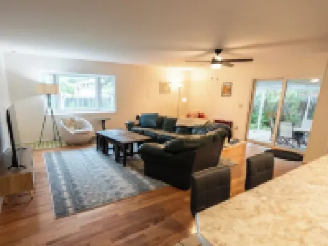 4 Bedroom Home, Fenced Yard and Hot Tub! โรงแรมในแลนเดอร์