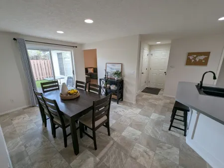 Cozy North Keizer Retreat