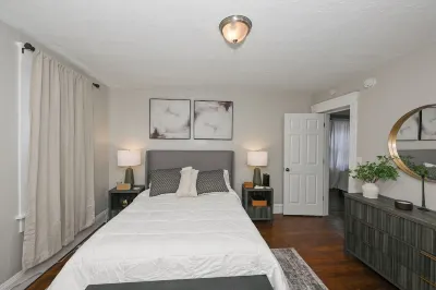 Charming 3-bedroom house in Cleveland with WiFi and AC Hotels in der Nähe von United Club