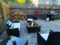 Updated 2 Bedroom with Roof deck and backyard Hotels in 