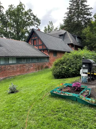 Luxury Sleeps 6! Voted CNN Best Town Outdoors, Wine and Cider, College-Town Hip.