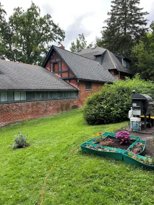 Luxury Sleeps 6! Voted CNN Best Town Outdoors, Wine and Cider, College-Town Hip.