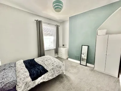 Spacious Three Bed House & Private Garden - New Brighton Beach & Promenade