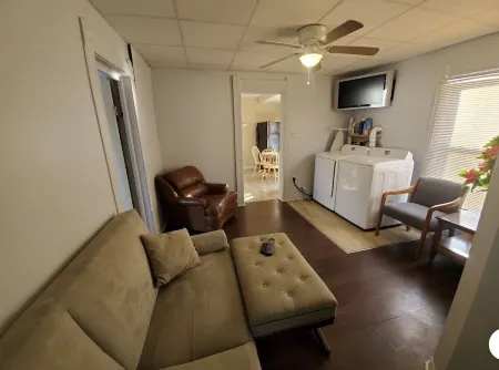 (F2) 2bdrm Syracuse University living, near Destiny. Отели в г. Сиракьюс