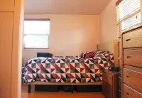 Cozy 2-bedroom condo in fabulous Berkeley next to the marina 鄰近Berkeley Floor Cafe的酒店