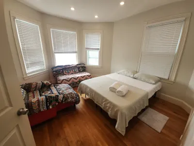 Charming 2-bedroom condo minutes from airport Boston with WiFi, AC, and laundry