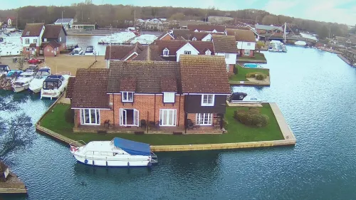 Cosy and comfortable Riverside Cottage in Wroxham, the Gateway to the Broads