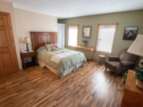 Newly remodeled, private, sunny downtown apartment; near restaurants & shopping. Hotel di Viroqua