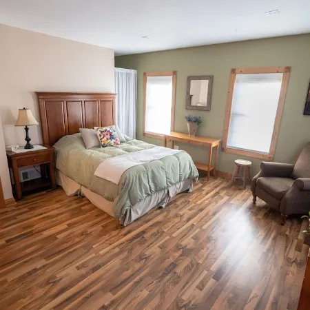 Newly remodeled, private, sunny downtown apartment; near restaurants & shopping.