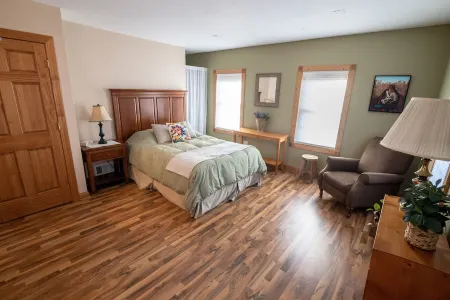 Newly remodeled, private, sunny downtown apartment; near restaurants & shopping.