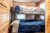 Cozy Lake Front Cottage, Escape with Amenities