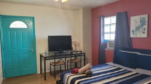 Cozy Studio Retreat, centrally located, with WiFi and AC