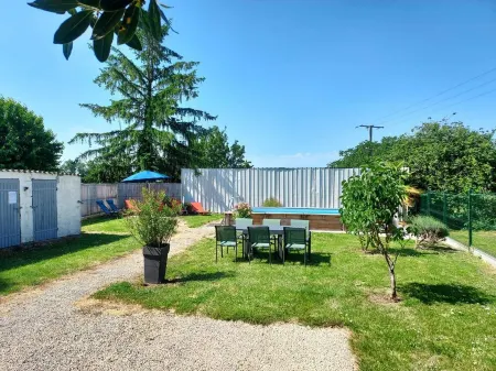 Maison sur Propriété Viticole, Avec Piscine Chauffée Отели в г. Пон