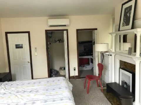 Spacious Roland Park Apt near Hopkins Hotels near OXOXO Gallery