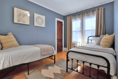 Urban Retreat- Entire House. King beds. Central location.