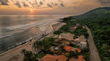 Beautiful Beach front home with 3 bedrooms and 3 1/2 bathrooms. Отели в г. Troncones