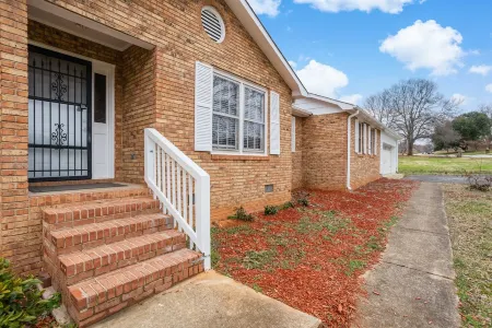 Spacious & Modern Retreat with Game Room Отели рядом с достопримечательностью «Университет Южная Каролина Апстейт»