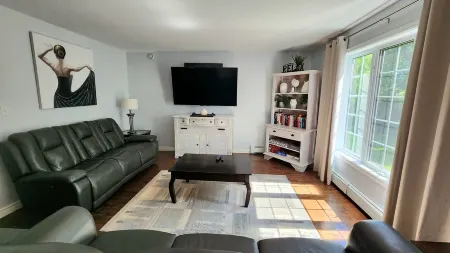 Spacious 5 Bedroom Home with 2 living areas! Отели рядом с достопримечательностью «Confederation Centre of the Arts»