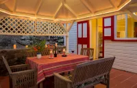 Flamboyant Cottage - Spectacular View & Pool Hotels in Windward Side