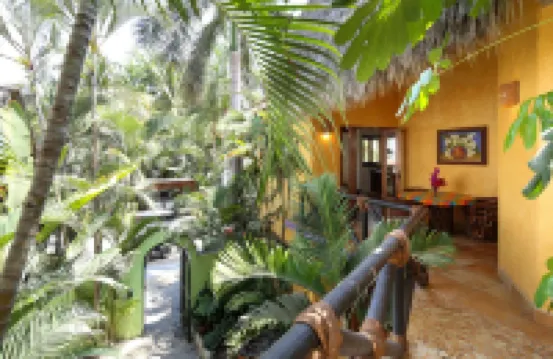 Villas del Rio: 1BR/1BA with dipping pool 1 block from the beach.