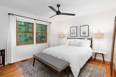 Modern 3-Bed Raleigh Home, Minutes to NCSU & Downtown, Large Backyard + Firepit Institute for Advanced Analytics附近的飯店