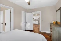 Cozy Downtown Cottage Hotels near University of California Merced