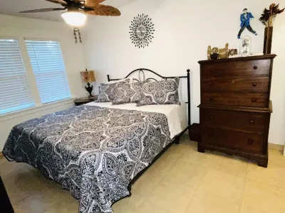 Cozy 2 Bedroom Home near the Coast 鄰近Oso Bridge Plaza的酒店