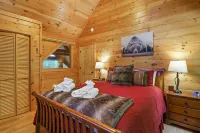 Spacious cabin with breathtaking mountain view! Pet Friendly!