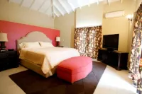 Spacious 3 bedroom villa with pool in Red Pond