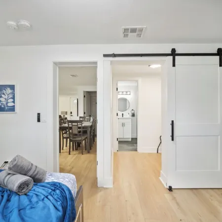 3-bedroom/2Bathroom House with Parking, High Speed WiFi and Large Outdoor Patio