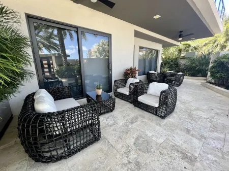 Waykiri Unit C-02 Luxurious New Apartment, Noord Отели в г. Палм-Бич