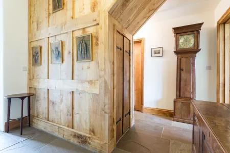 Traditional & spacious 2 bedroom cottage on the edge of the Lake District Отели рядом с достопримечательностью «Lakeland Climbing Centre»