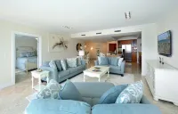 Newly Renovated Luxury Ocean Front Condo* Stunning Lighthouse Escape!