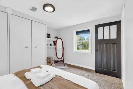 2 min to AUD | Private Getaway w/ Firepit