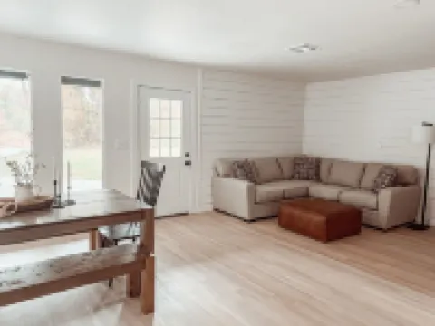 Cozy Cottage Located on the South Side of Grand Lake Hotels in Craig County