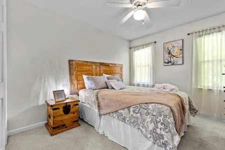 Charming 3-bedroom 2.5-bathroom townhome with WiFi and AC in Greenville