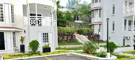 Falcon Oceanview Condo/Free Airport Transportation/Gated Complex/Security