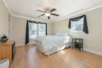 Peaceful Lakefront 3 bedroom Home with Boat Slip - Perfect Family Retreat