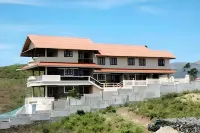 Whispering Pinewoods Hotel di 