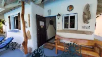 Rustic Cottage - A/C, Parking, Pool & Beach Access Hotels in Runaway Bay