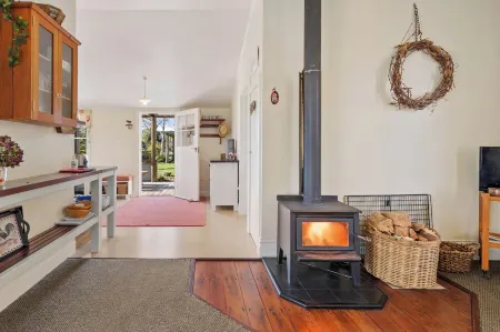 Beautifully Refurbished Historic Railway Cottage Отели рядом с достопримечательностью «Whakapapaiti Hut»