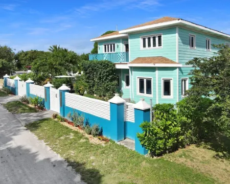 Todd’s Place Harbour Island Hotels in Dunmore Town