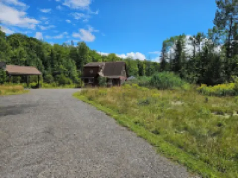 Nature lover’s retreat in the forest. Near hiking, skiing, swimming, etc