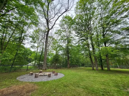 Hse Nr Ski Mtn+Lk George Winter Carnival w/HotTub Отели рядом с достопримечательностью «Зона отдыха Герни Лейн»