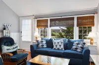 Bright 3 bedroom Cape cottage Hotels in Truro