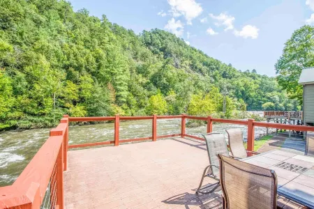 Riverfront Premium Cabin, 3 bed 3.5 bath, On the River, Sleep 10