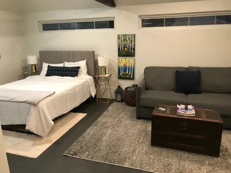 Quaint midtown studio located minutes from the best Tulsa has to offer. Отели рядом с достопримечательностью «Expo Square»